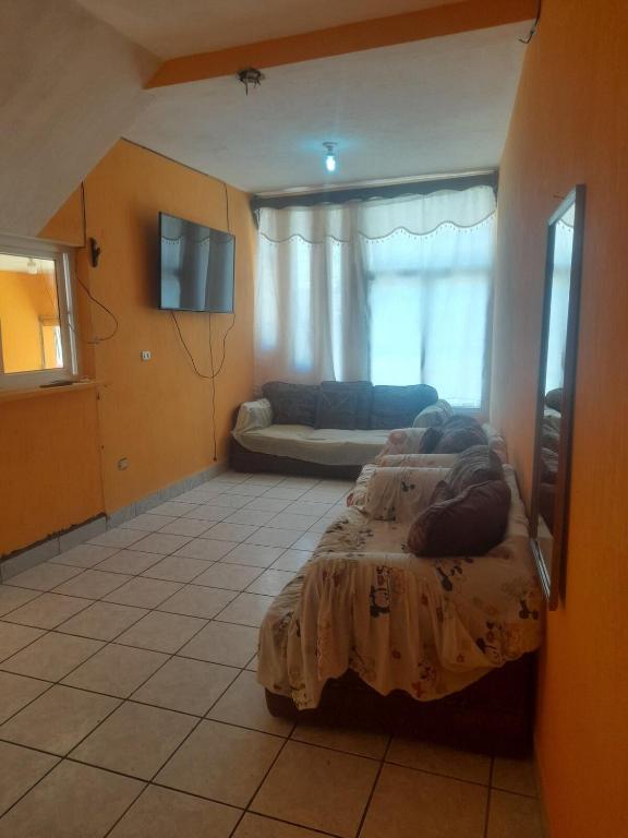 En eller flere senge i et værelse på Casa Familiar