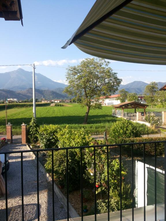 een balkon met een hek en uitzicht op een veld bij B & B La Ca' Di Massuc in Peveragno