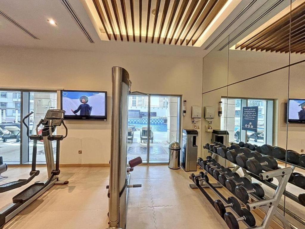 Fitnesscentret og/eller fitnessfaciliteterne på Modern 1BR theme and Burj Khalifa View Downtown
