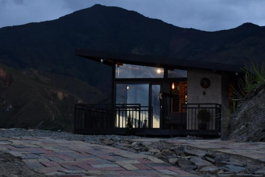 Cảnh núi rừng hoặc tầm nhìn ra núi từ nhà gỗ