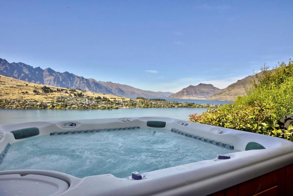 einen Whirlpool mit Bergblick in der Unterkunft A Surprise on Sunrise - luxury with sauna and spa in Queenstown