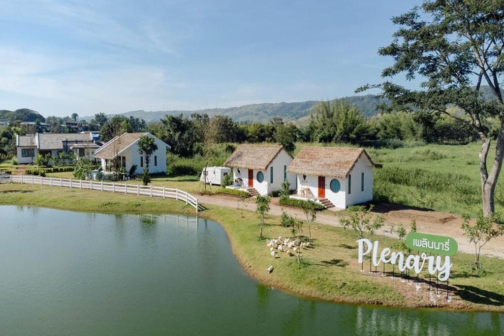 een eiland in het midden van een waterlichaam bij Plenary Khao Kho in Ban Nong Chaeng