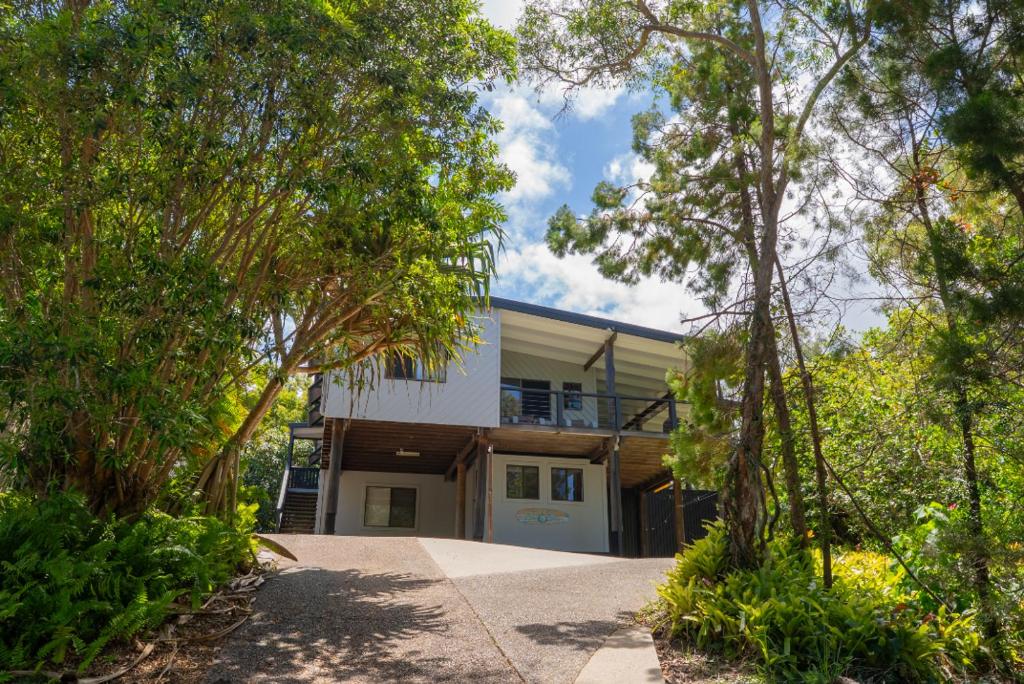 ein Haus mit Bäumen davor in der Unterkunft Tree & Sea sleeps 11 in Point Lookout