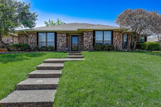 una casa di mattoni con un sentiero che conduce al cortile anteriore di Private Room in Carrollton a Carrollton