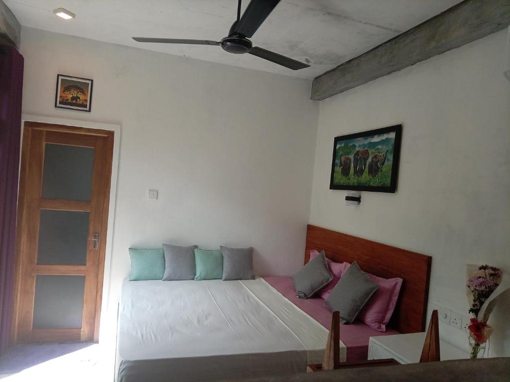 En eller flere senge i et værelse på Agora Villa and Curry Hut