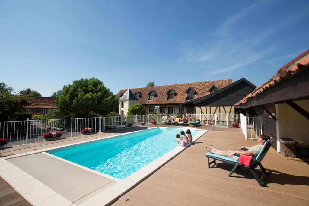 Swimming pool sa o malapit sa Hôtel Restaurant Le Fiacre à Quend plage