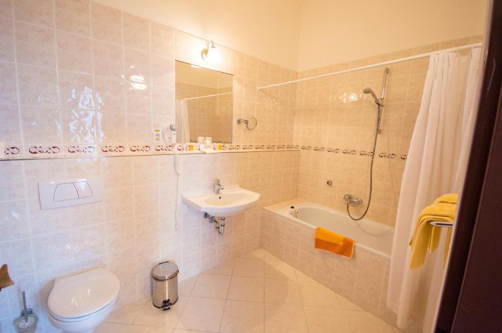 Koupelna v ubytování Grandhotel Garni