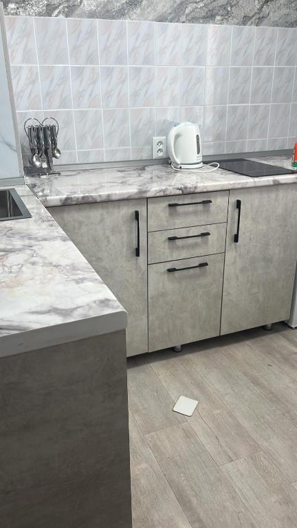 Nhà bếp/bếp nhỏ tại Квартира в центре Балхаш