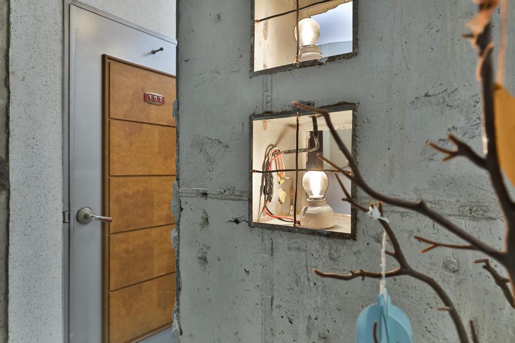 een muur met twee spiegels en een deur bij 히든힐불국사호텔 in Gyeongju