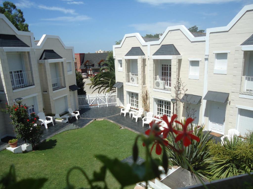 a group of houses with a yard in front of them at Complejo Punta Villa in Villa Gesell