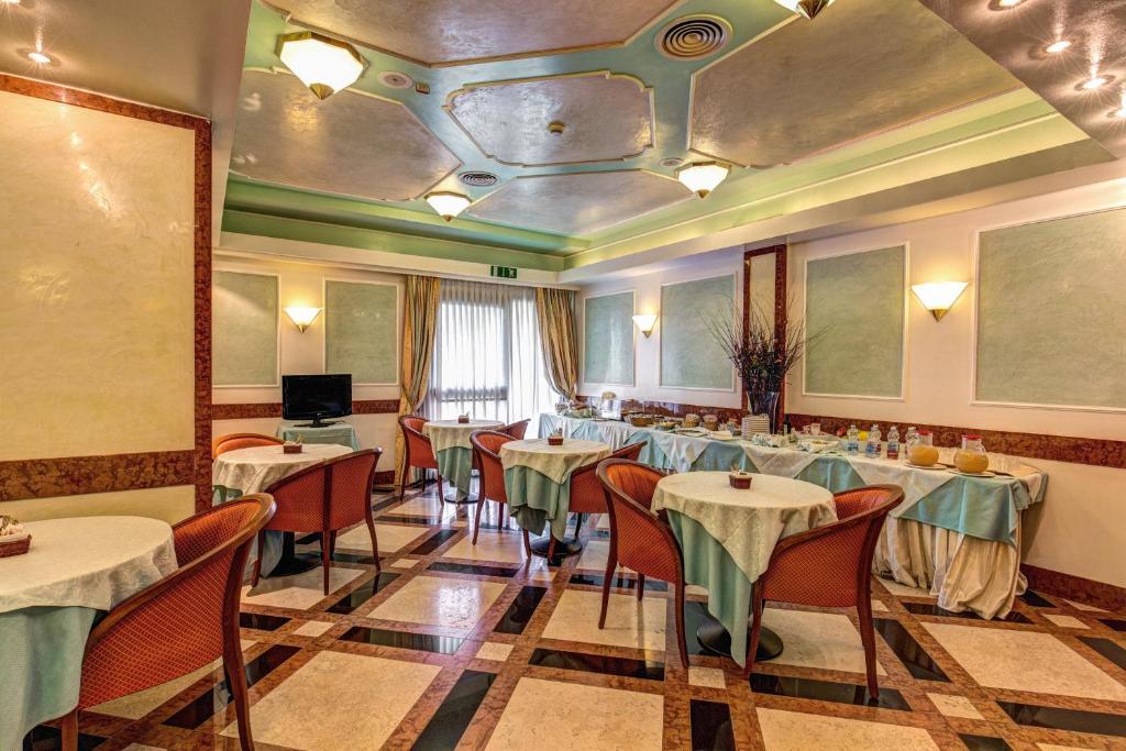 TV a/nebo společenská místnost v ubytování Hotel Motel Regal