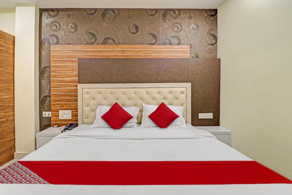 Ένα ή περισσότερα κρεβάτια σε δωμάτιο στο Hotel O Aditya Grand Inn