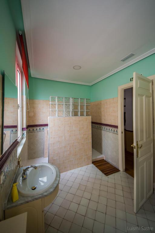 A bathroom at Hostel Covent Garden by gaiarooms