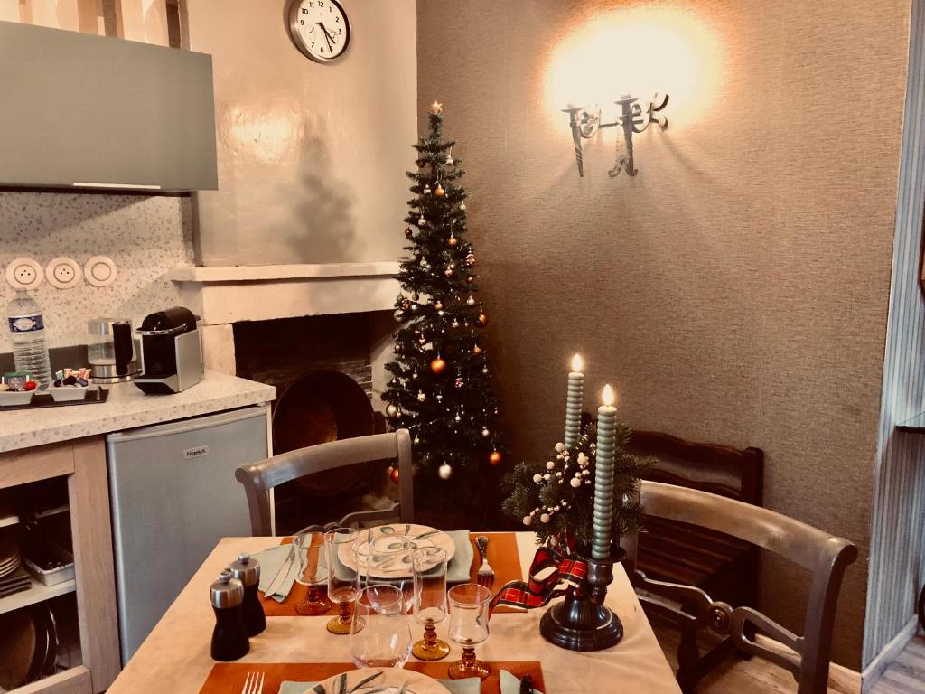 Kuchyň nebo kuchyňský kout v ubytování Les Fleurs De Lys, Suites'Appart , Entrée et Terrasse Privée Proche de la Mer