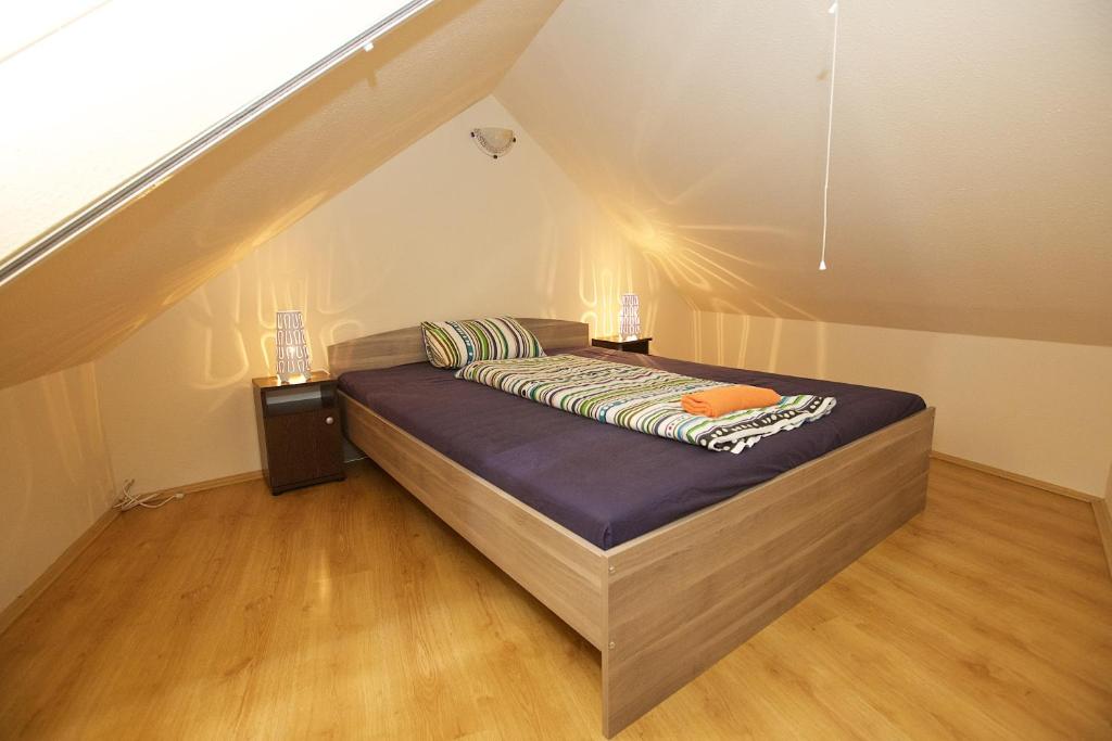 Postel nebo postele na pokoji v ubytování Zoli Apartmanok-Adri Kölcsey 32