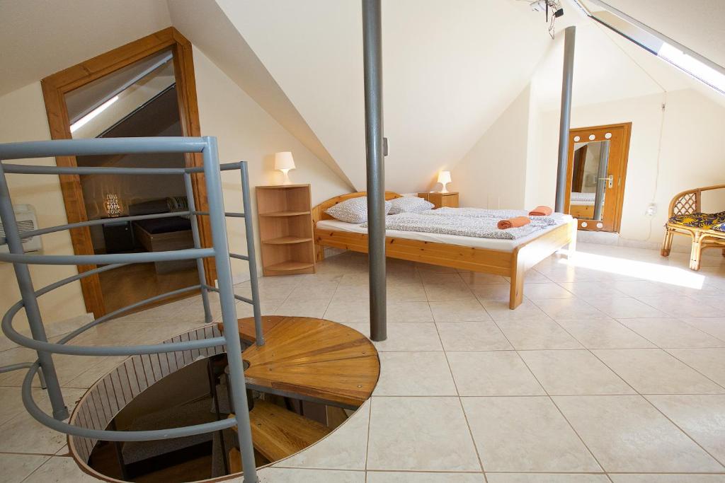 Postel nebo postele na pokoji v ubytování Zoli Apartmanok-Adri Kölcsey 32