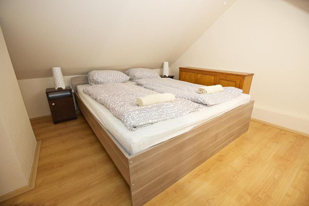 Postel nebo postele na pokoji v ubytování Zoli Apartmanok-Adri Kölcsey 32
