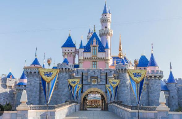 een Disney-kasteel met een poort ervoor. bij Magic Key Two-Bedroom Escape Near Disneyland With Free Parking in Anaheim