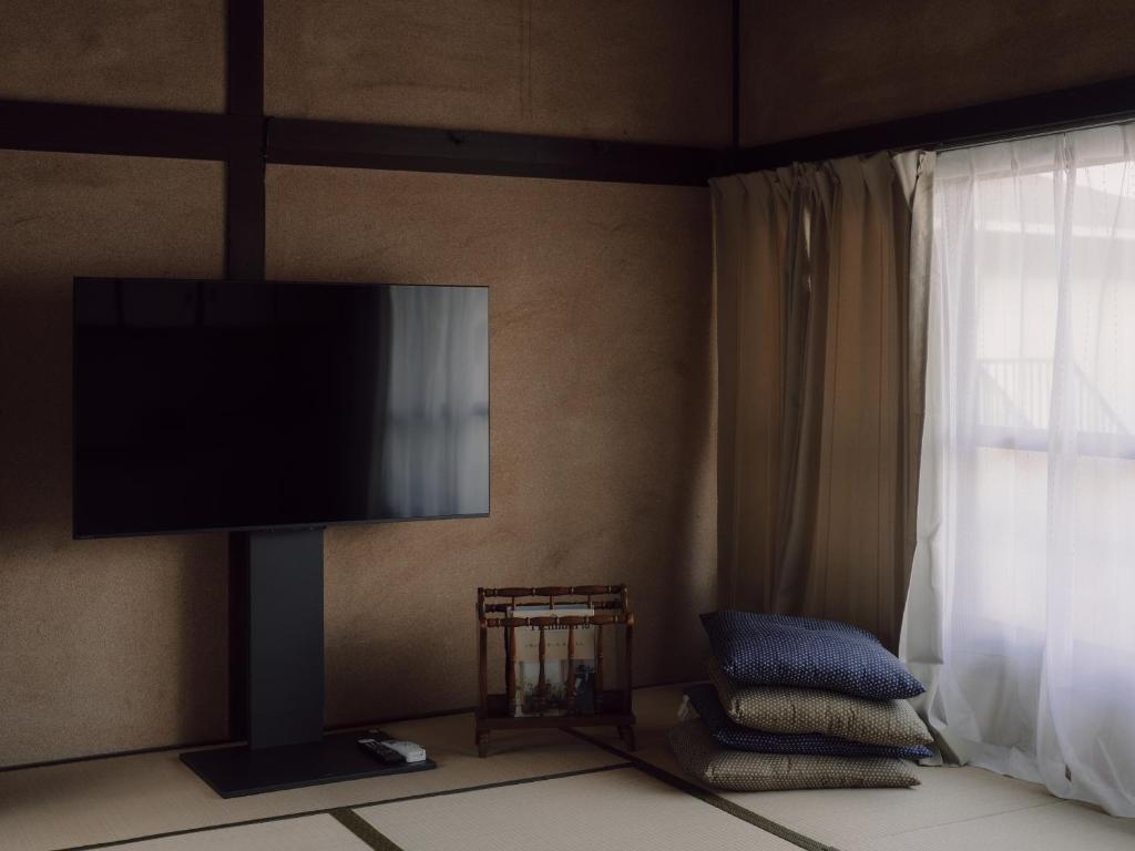 TV a/nebo společenská místnost v ubytování 千秋楽