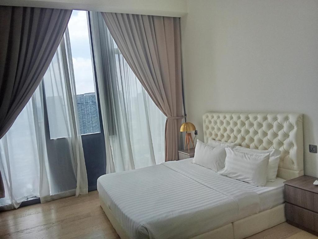 En eller flere senge i et værelse på Star residence klcc by S&S