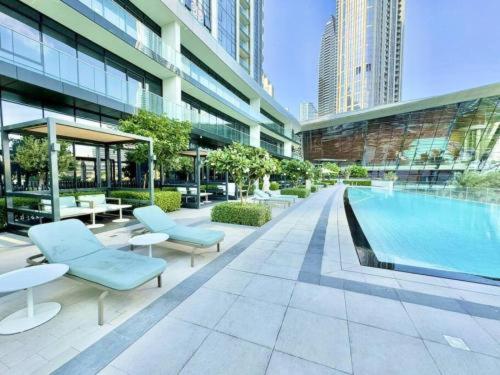 Bazén v ubytování Boulevard Sea View Luxury 1 BR Next Dubai Mall nebo v jeho okolí