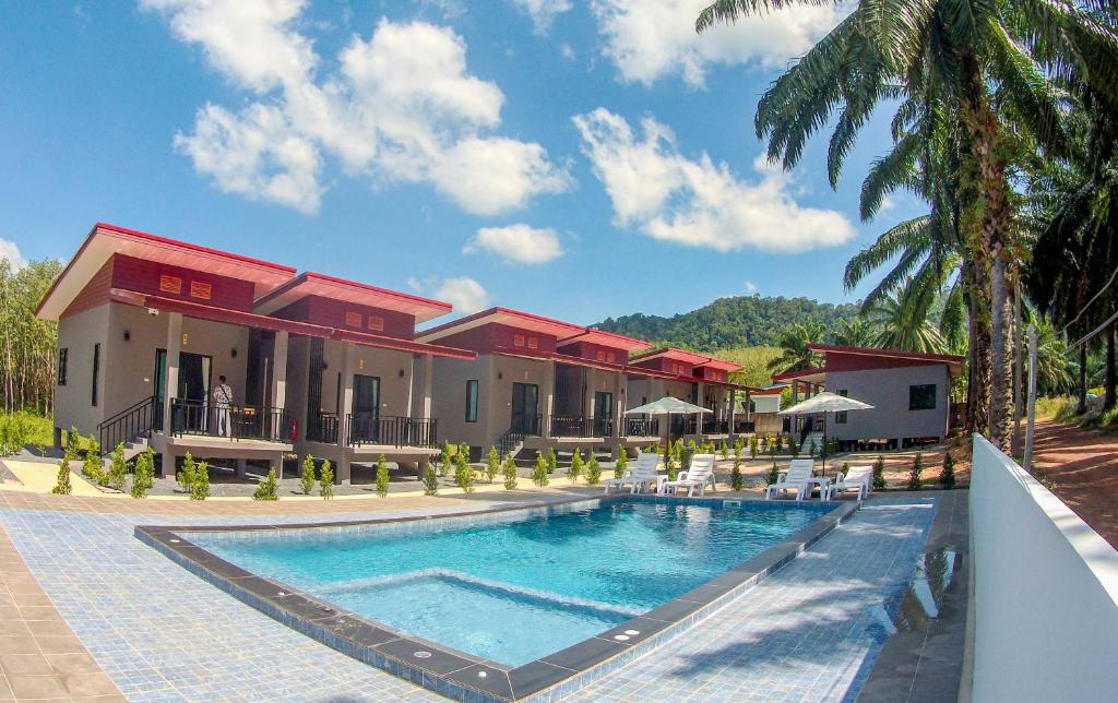 een resort met een zwembad voor een gebouw bij PS Lanta Resort 