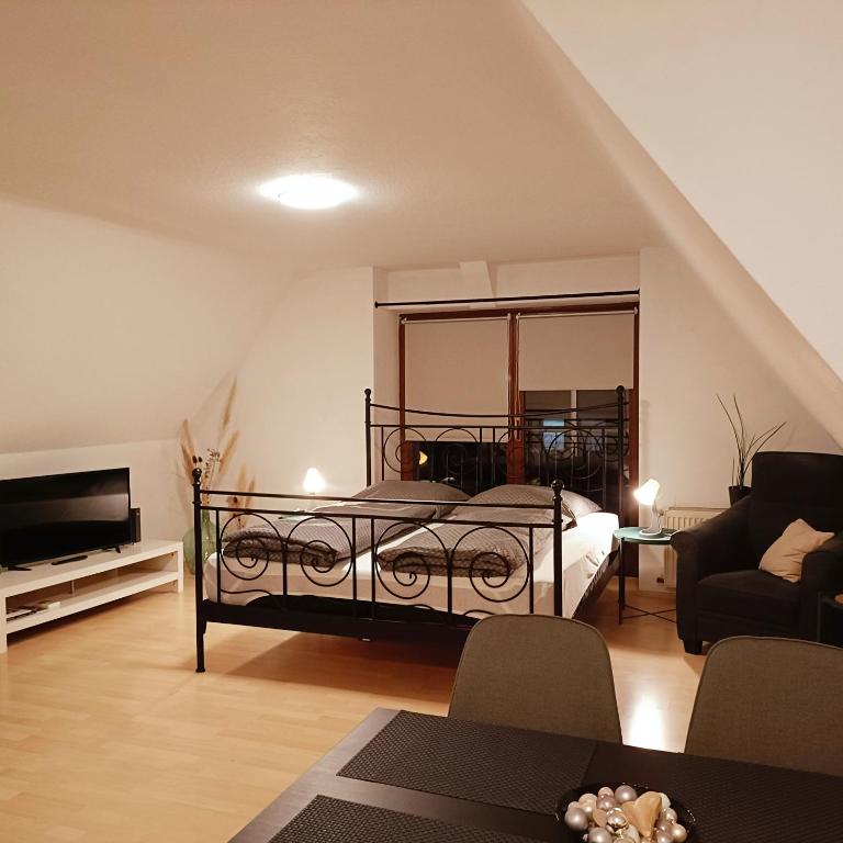 um quarto com uma cama e uma sala de estar em Urban Apple em Bad Mergentheim