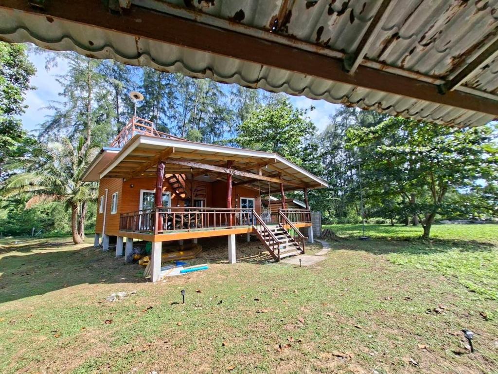 une petite maison avec un porche et une terrasse dans l'établissement Mor Aud Sriboya Home 2, à Ko Siboya