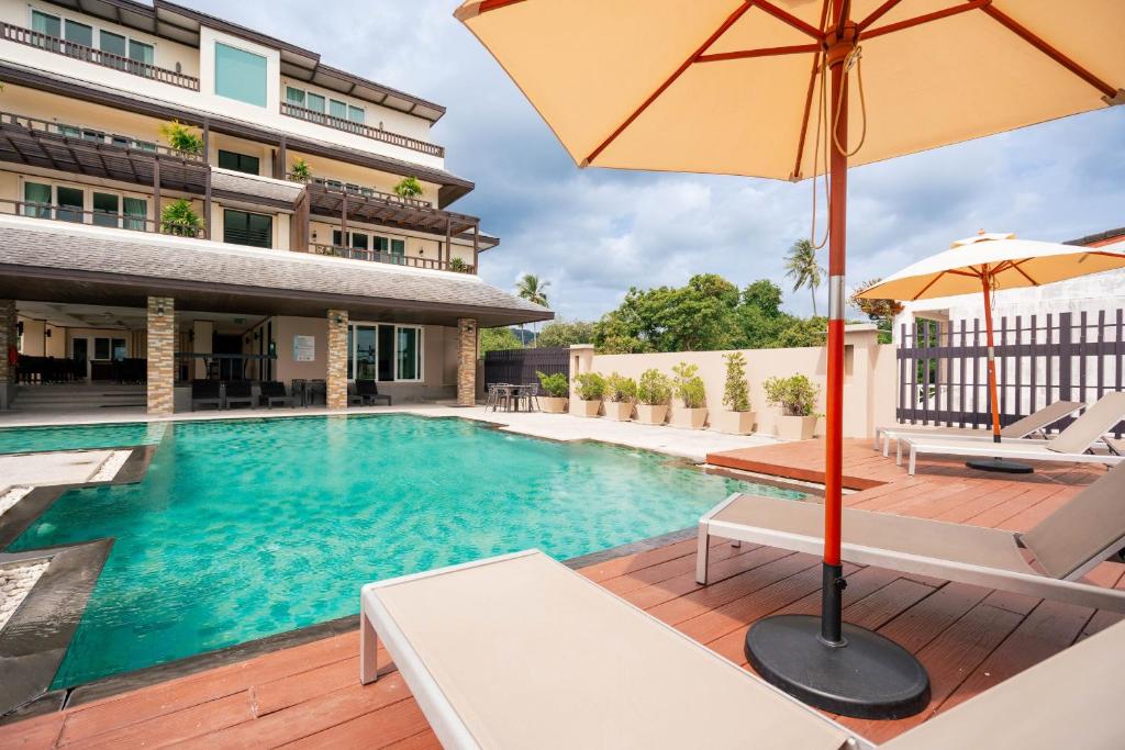 Hồ bơi trong/gần Ratana Hotel Chalong