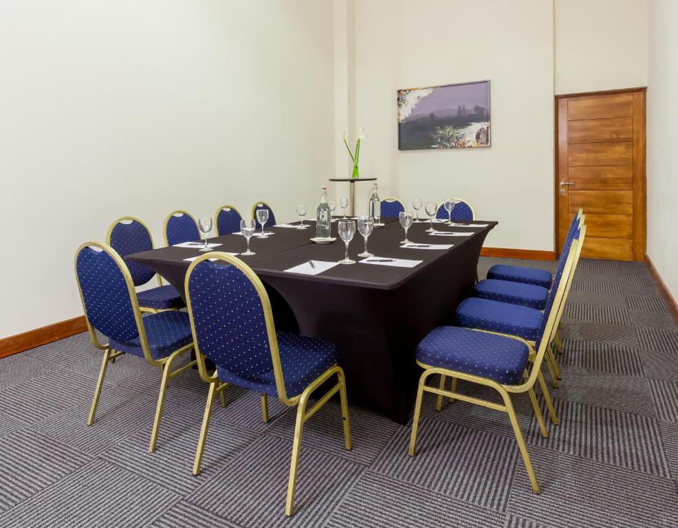 El área de trabajo o centro de convenciones de MDS Hotel Concepción