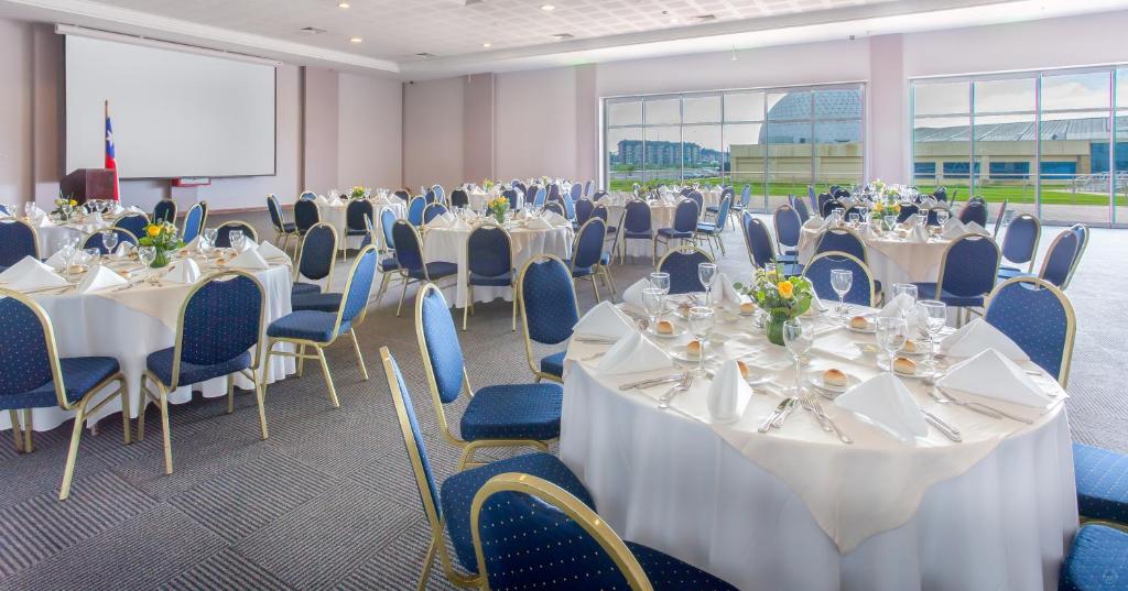 Un restaurante u otro lugar para comer en MDS Hotel Concepción