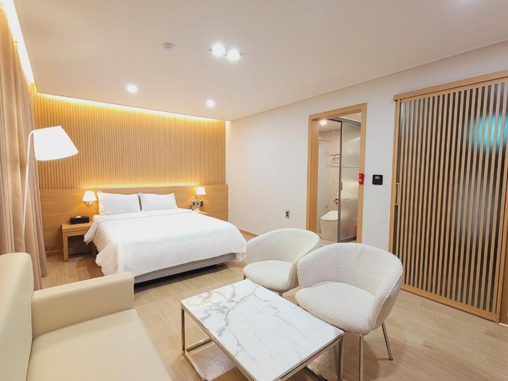 Ένα ή περισσότερα κρεβάτια σε δωμάτιο στο 호텔휴