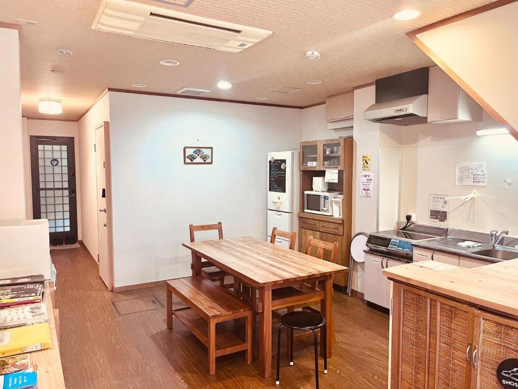een keuken met een houten tafel in een kamer bij Ikoi no Ie - Vacation STAY 61480v in Kyoto