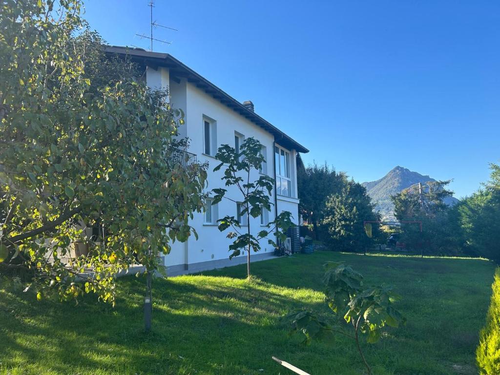 een huis met een groene tuin ervoor bij La Casetta di Renzo e Lucia in Olginate