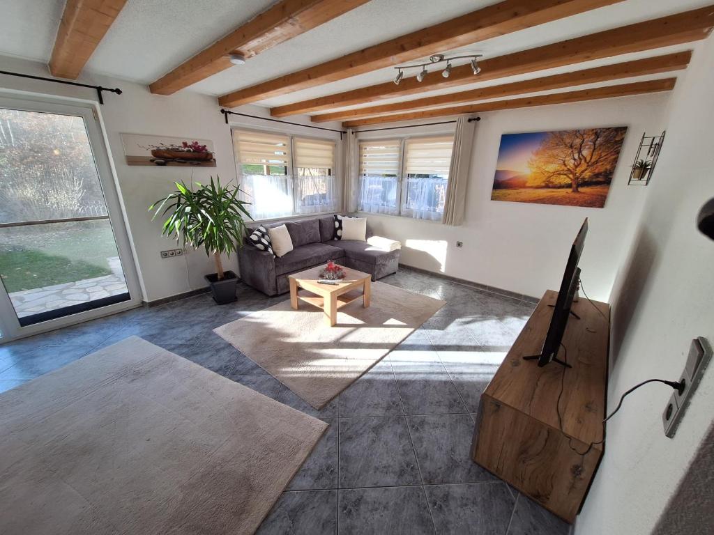 een woonkamer met een bank en een tafel bij Zoe's Ferienwohnung in Tulfes