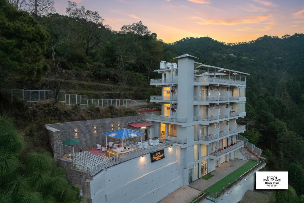 En generel udsigt til bjerge eller udsigt til bjerge taget fra hotellet