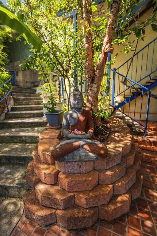 a statue of a woman sitting on a wall at Zen Hostel in Townsville