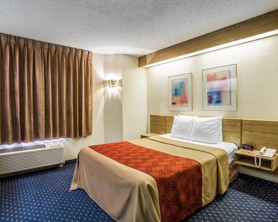 een hotelkamer met een bed en een raam bij Econo Lodge Denver International Airport in Aurora