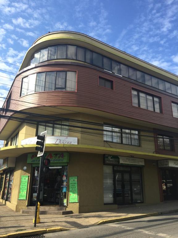 a building on a street corner with a traffic light at Hotel Dikran in Los Ángeles