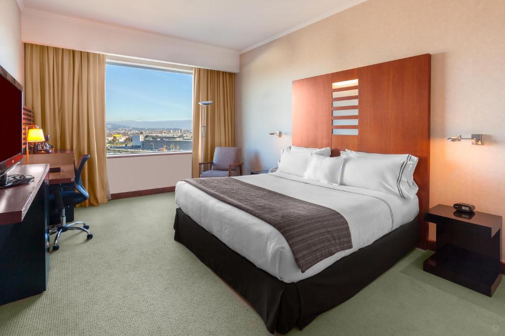Una cama o camas en una habitación de MDS Hotel Concepción