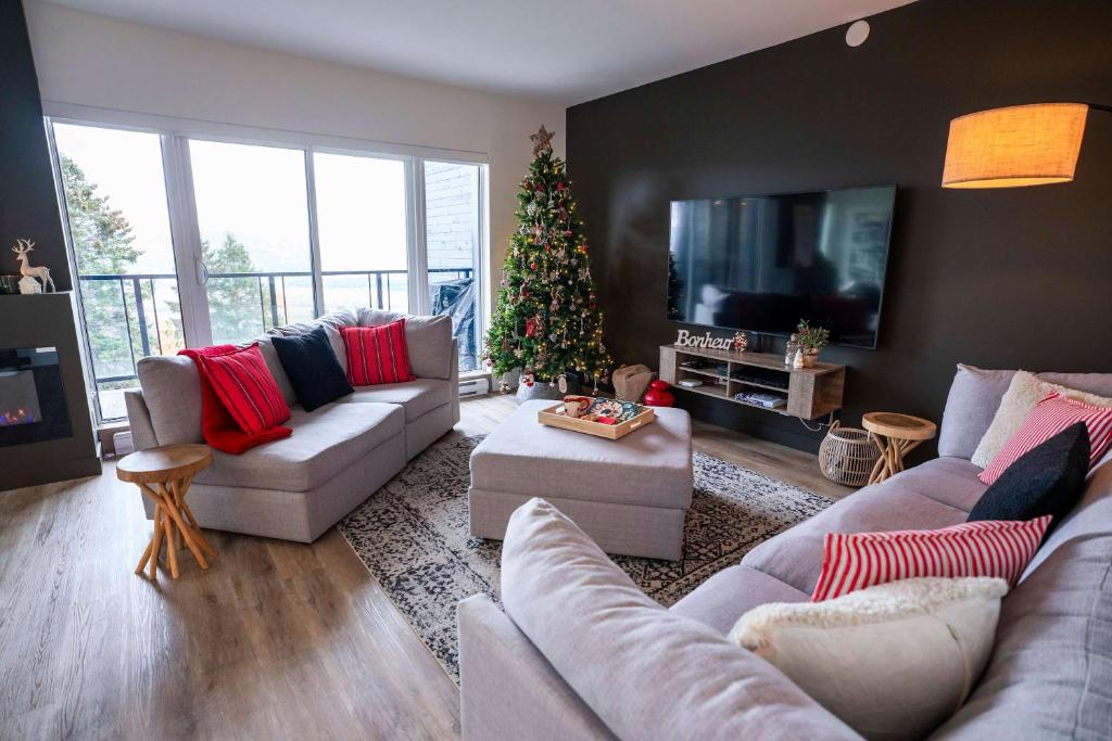 Μια τηλεόραση ή/και κέντρο ψυχαγωγίας στο 211 - Bright Condo - Pool and Cozy Atmosphere