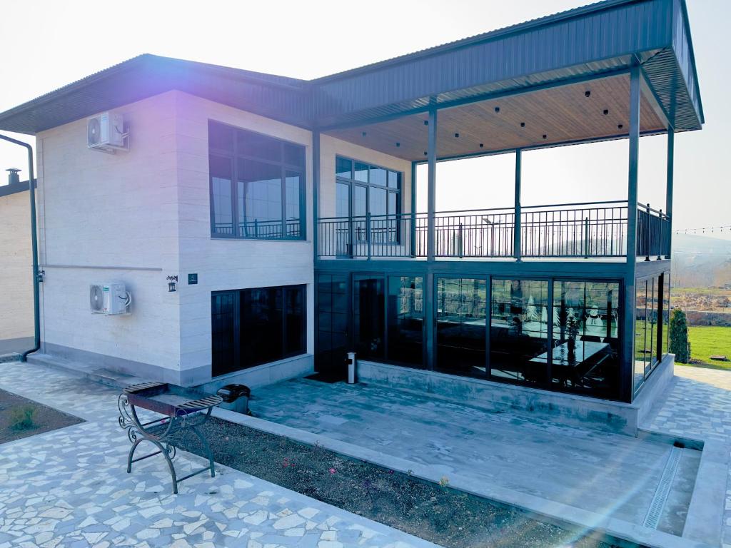 En balkon eller terrasse på LARTA Rest House