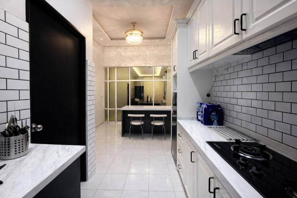 Nhà bếp/bếp nhỏ tại Adam Luxe Homestay Tapah