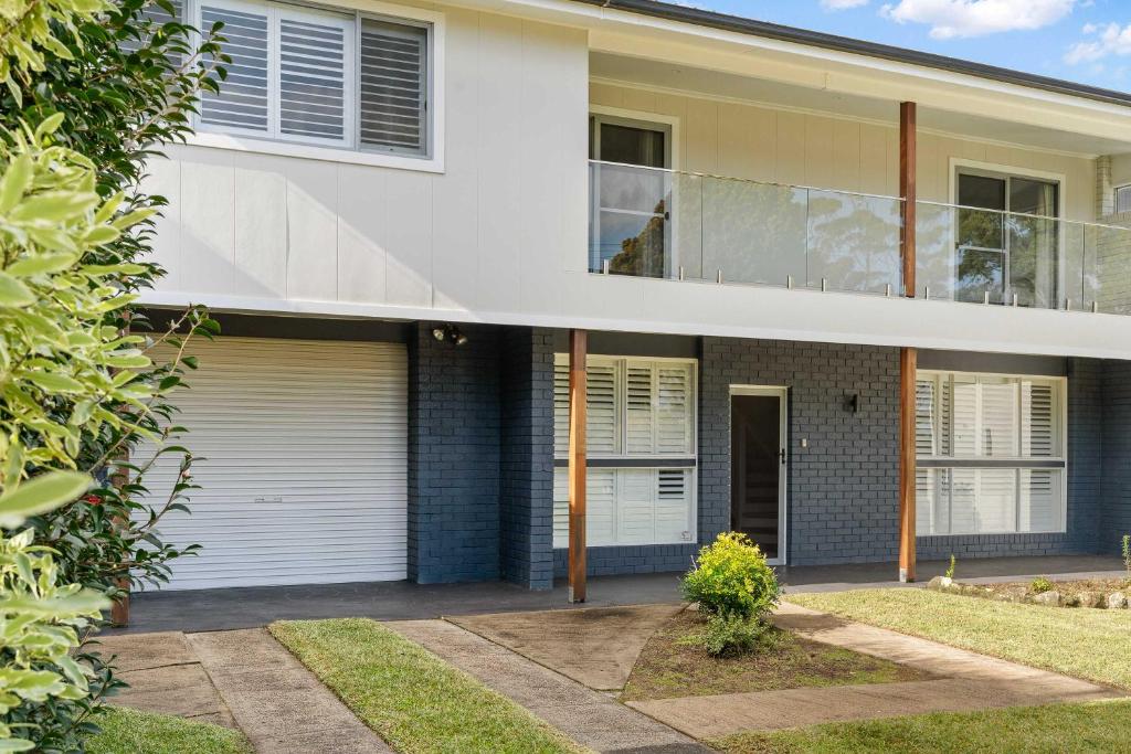 een huis met een groot raam erop bij Sundance - Collingwood Beach holiday home in Vincentia