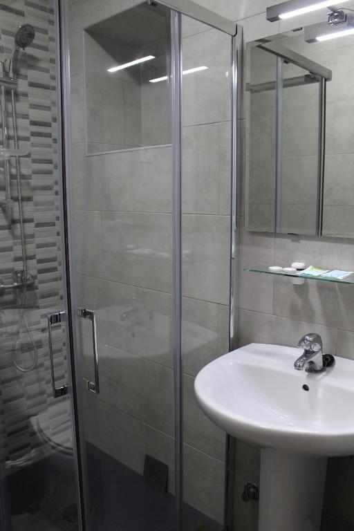 a bathroom with a shower and a sink at Apartamentos Bolonia Paraiso in Bolonia
