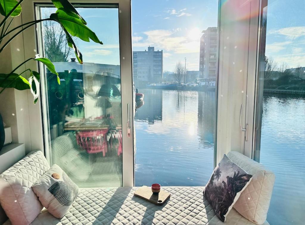 Výhled na řeku, která protéká v blízkosti apartmánu