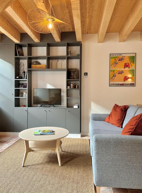 a living room with a couch and a coffee table at La Cachette Vigneronne in Givry