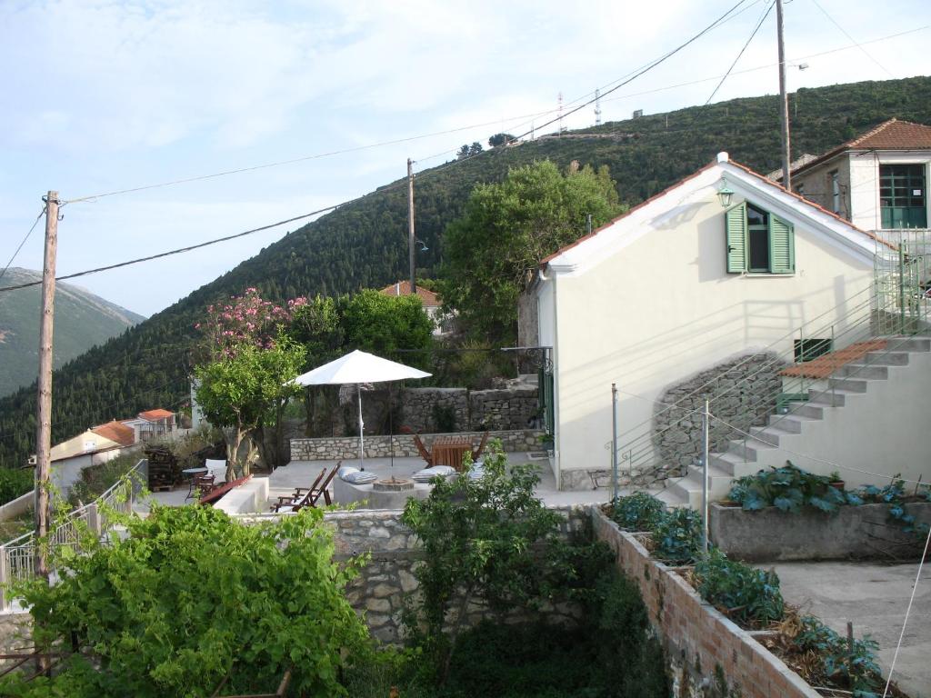 Nespecifikovaný výhled na hory nebo výhled na hory při pohledu z prázdninového domu