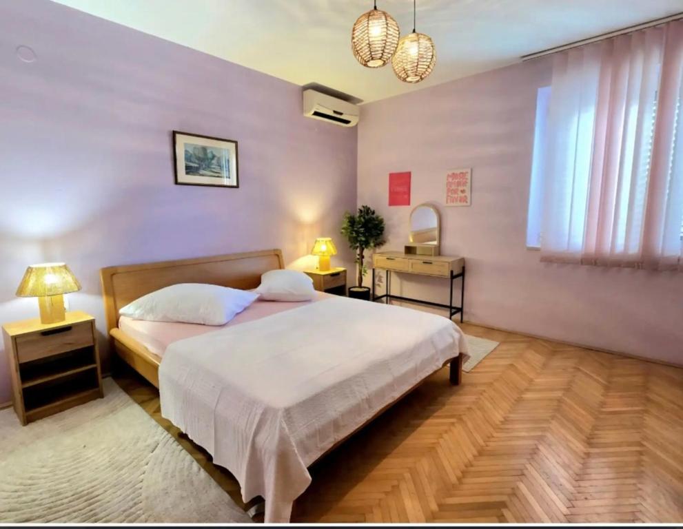 Giường trong phòng chung tại Klarisa Urban Oasis Apartments