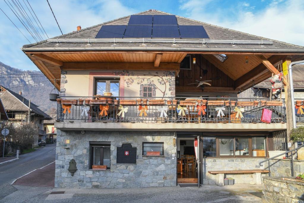 ein Gebäude mit einem Balkon, auf dem Solarpaneele angebracht sind in der Unterkunft Le Chat De Lamartine - Clim Parking in Saint-Pierre-dʼAlbigny